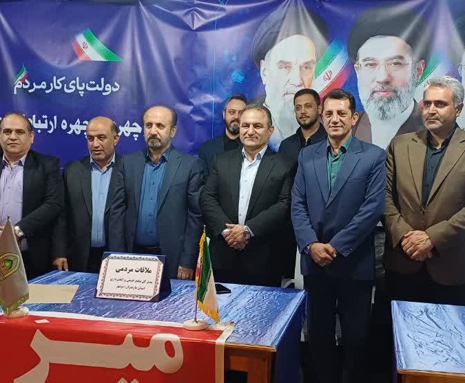 حضور میدانی فرماندار نوشهر در جمع مردم با برپایی میز خدمت در خیابان